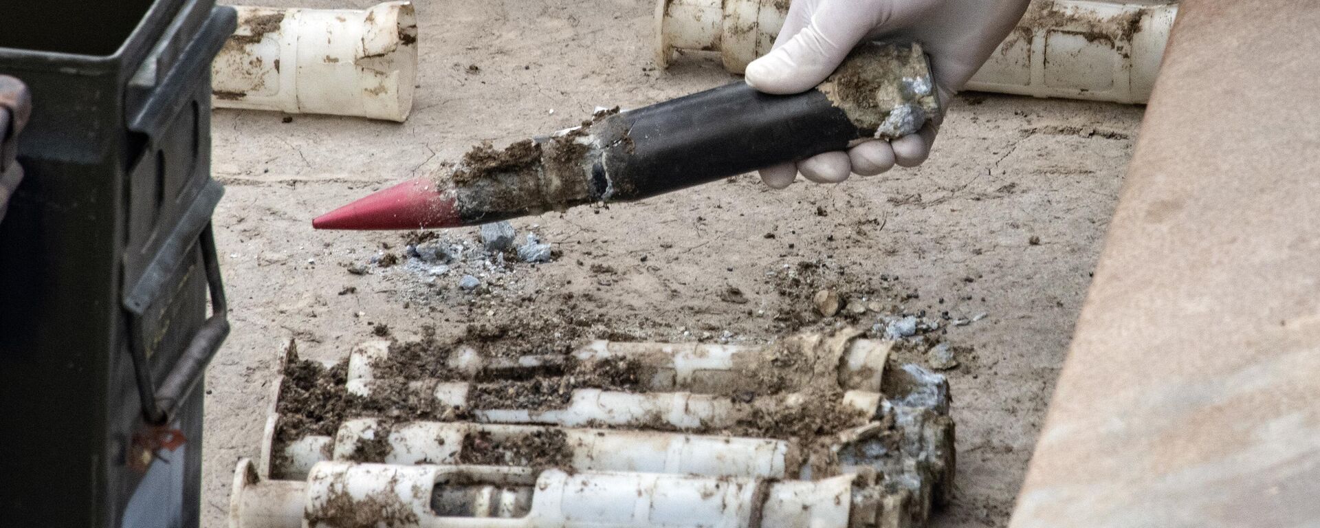 In this image provided by the U.S. Air National Guard, U.S. Air Force National Guard Explosive Ordnance Disposal Techinicians prepare several contaminated and compromised depleted uranium rounds on June 23, 2022 at Tooele Army Depot, Utah - Sputnik International, 1920, 13.06.2023