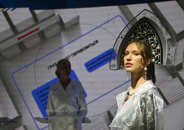 A young lady wearing a Russian national headdress photographed by the Russian Export Center (REC) booth at SPIEF. - Sputnik International