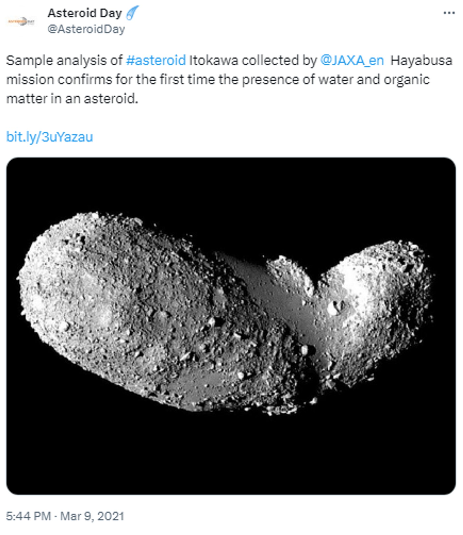 Twitter screenshot showing image of asteroid Itokawa collected by Japan's Hayabusa mission. - Sputnik International, 1920, 14.06.2023