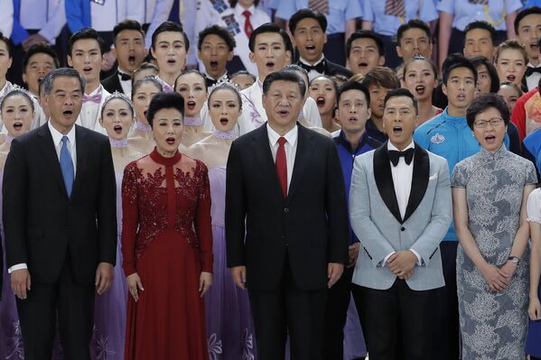 Chinese President Xi Jinping, center, sings with Hong Kong Chief Executive Leung Chun-ying, left, Chief Executive-elect Carrie Lam, right, and Hong Kong artists during the grand variety show as part of a ceremony marking the 20th anniversary of Hong Kong’s handover to China in Hong Kong. - Sputnik International