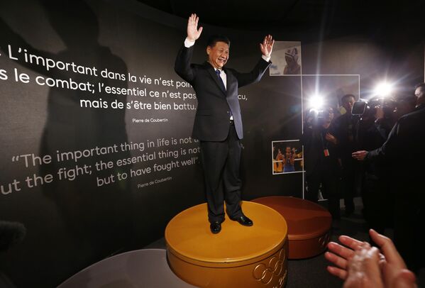 Chinese President Xi Jinping stands on the podium of the Sydney 2000 Olympic Games during a visit with IOC President Thomas Bach at the Olympic Museum in Lausanne, Switzerland. - Sputnik International