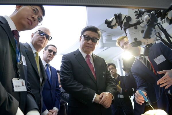 UK Prince Andrew, the Duke of York, second left, UK Chancellor George Osborne, and China&#x27;s President Xi Jinping, center, wear 3D glasses to view robotic equipment with PhD student Gauthier Gras, left, at the Hamlyn Centre for Medical Robotics, during a visit to Imperial College London, in London. - Sputnik International