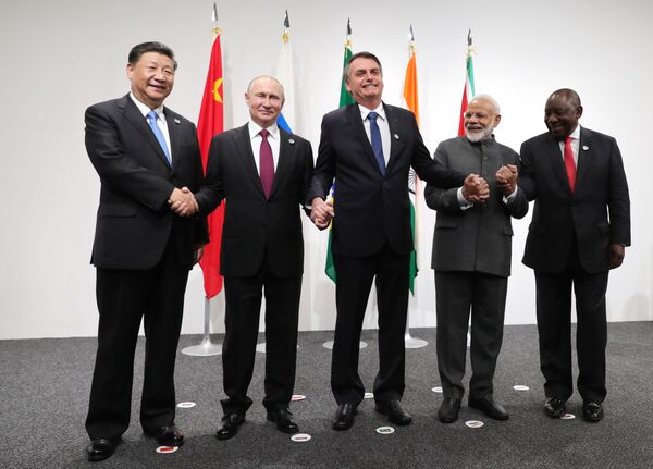 Chinese President Xi Jinping, Russian President Vladimir Putin, former Brazilian President Jair Bolsonaro, Indian Prime Minister Narendra Modi, and South African President Cyril Ramaphosa at the BRICS leaders photo ceremony at the INTEX Osaka International Exhibition Center. - Sputnik International