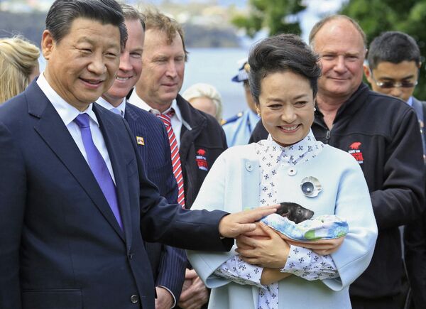 China&#x27;s President Xi Jinping (L) and his wife Peng Liyuan (front R) hold a Tasmanian devil during their visit to Government House in Australia’s city of Hobart. - Sputnik International