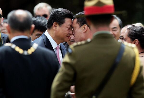 China&#x27;s President Xi Jinping (C) receives a hongi, a traditional Maori greeting, from a Maori warrior during a welcoming ceremony at Government House in Wellington, New Zealand. - Sputnik International