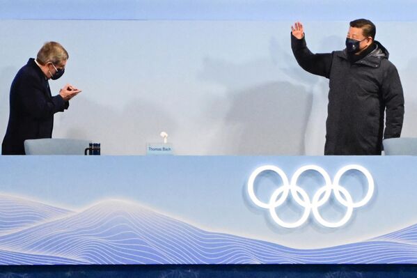 International Olympic Committee (IOC) President Thomas Bach (L) greets China's President Xi Jinping (R) during the opening ceremony of the Beijing 2022 Winter Olympic Games, at the National Stadium, known as the Bird's Nest, in Beijing. - Sputnik International