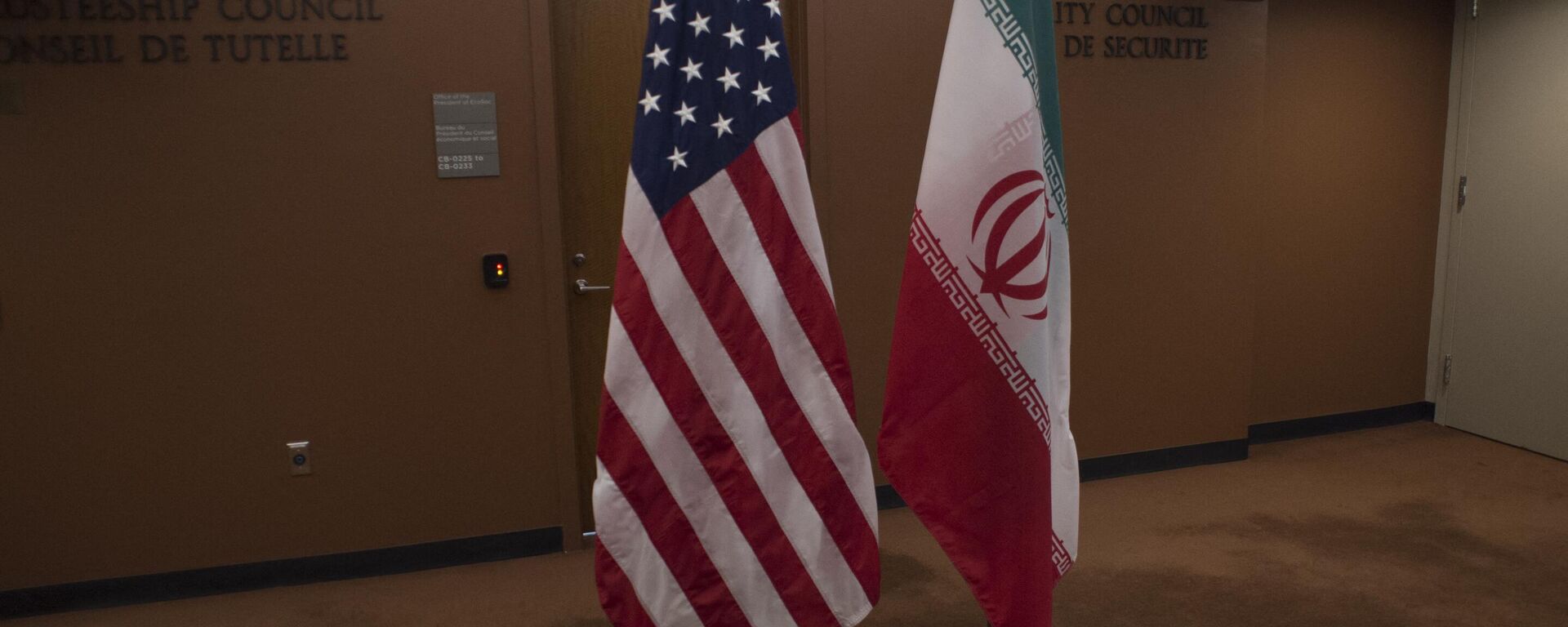 The US (L) and Iranian flags. - Sputnik International, 1920, 16.06.2023