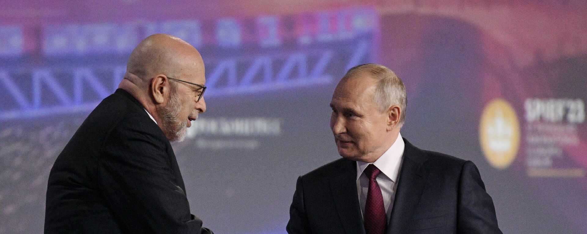 Russian President Vladimir Putin shakes hands with veteran political scientist and former president and CEO of the Center for the National Interest Dimitri Simes at the St. Petersburg International Economic Forum. Friday, June 16, 2023. - Sputnik International, 1920, 16.06.2023