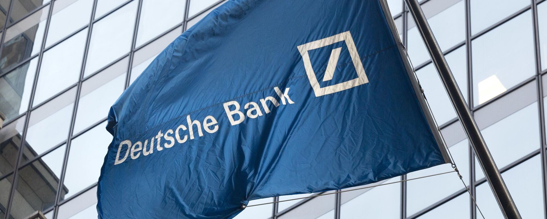 In this Oct. 7, 2016, file photo a flag for Deutsche Bank flies outside the German bank's New York offices on Wall Street. - Sputnik International, 1920, 16.06.2023
