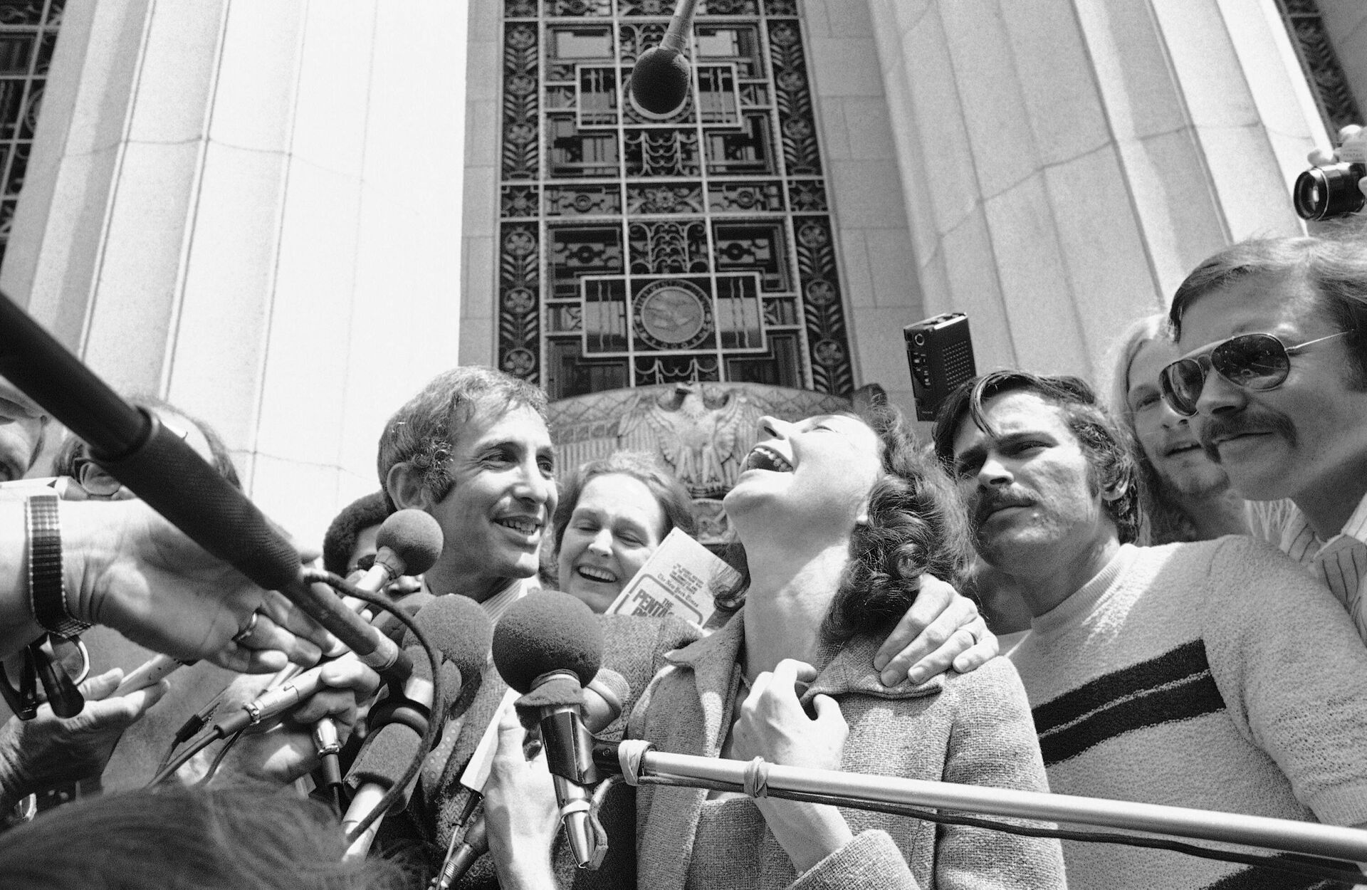 Daniel Ellsberg is all smiles and his wife Patricia throws back her head in happiness as they emerge from the Federal building in Los Angeles May 11, 1973 shortly after the trail judge in the Pentagon Papers case made his decision. The judge dismissed all charges of espionage, theft, and conspiracy against Ellsberg and his co-defendant, Anthony Russo. - Sputnik International, 1920, 16.06.2023