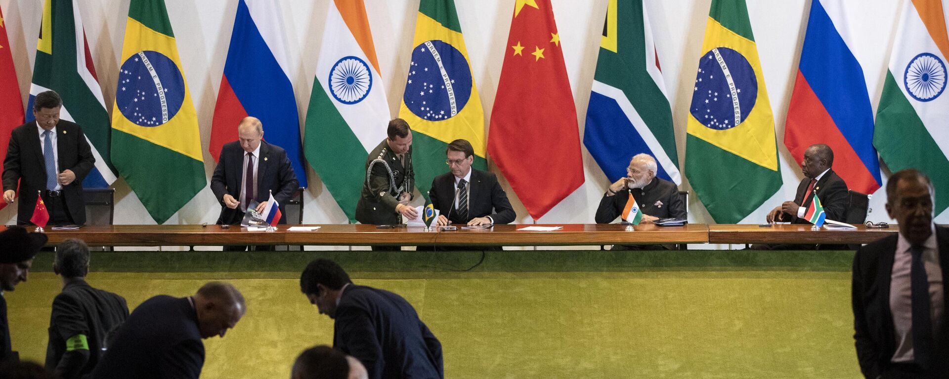 China's President Xi Jinping (L), Russia's President Vladimir Putin (2nd L), Brazil's President Jair Bolsonaro (C), India's Prime Minister Narendra Modi (2nd R), and South Africa's President Cyril Ramaphosa (R) attend to a meeting with members of the Business Council and management of the New Development Bank during the BRICS Summit in Brasilia, November 14, 2019 - Sputnik International, 1920, 17.06.2023