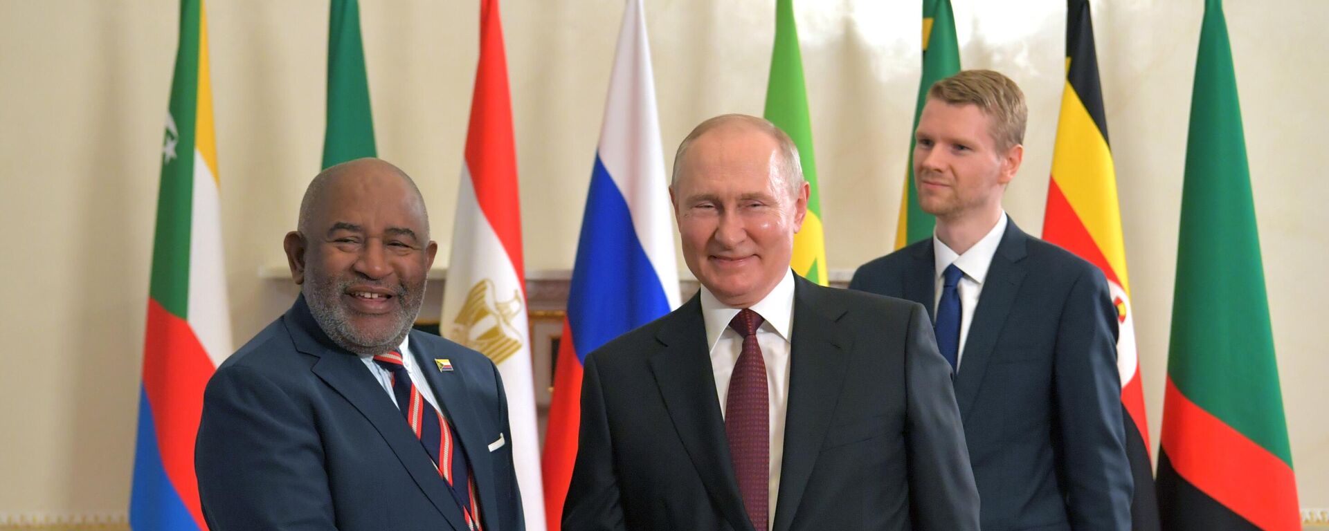 Russian President Vladimir Putin greets Comoros President Azali Assoumani in Saint Petersburg, June 17, 2023 - Sputnik International, 1920, 17.06.2023