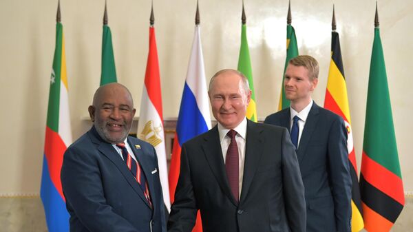 Russian President Vladimir Putin greets Comoros President Azali Assoumani in Saint Petersburg, June 17, 2023 - Sputnik International