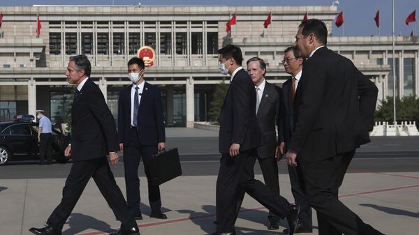 US Secretary of State Antony Blinken walks after arriving in Beijing, China, June 18, 2023 - Sputnik International