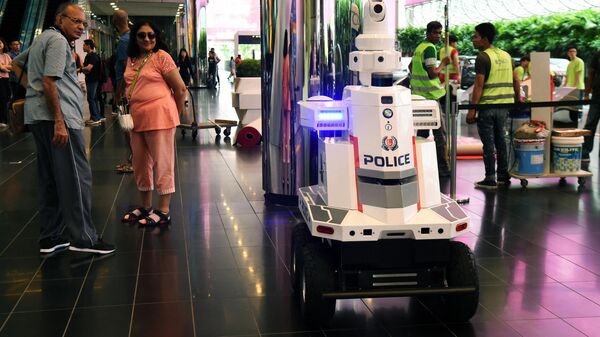 A 'police robot' patrols at the Suntec City convention and exhibition centre during the 33rd Association of Southeast Asian Nations (ASEAN) summit in Singapore on November 12, 2018. - Sputnik International