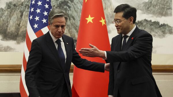 US Secretary of State Antony Blinken (L) and China's Foreign Minister Qin Gang greet each other ahead of a meeting at the Diaoyutai State Guesthouse in Beijing on June 18, 2023. - Sputnik International