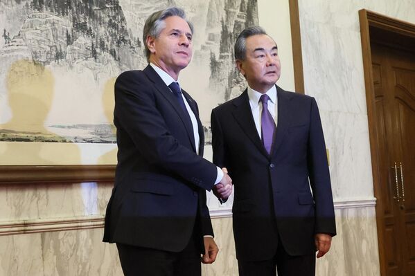 US Secretary of State Antony Blinken (L) shakes hands with China&#x27;s Director of the Office of the Central Foreign Affairs Commission Wang Yi at the Diaoyutai State Guesthouse in Beijing. - Sputnik International
