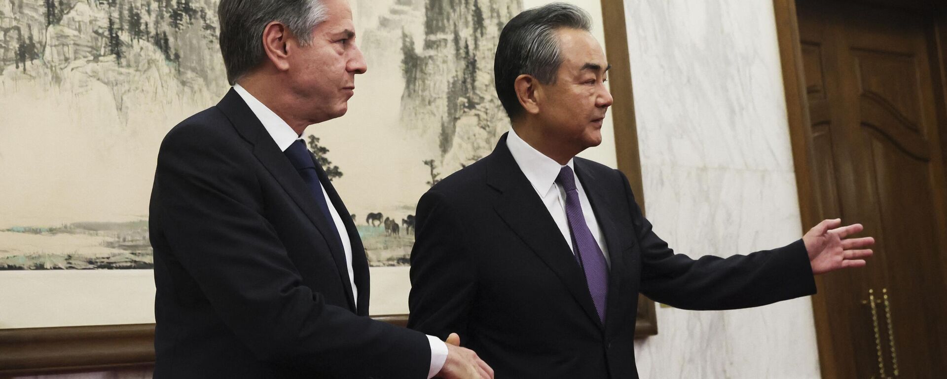 US Secretary of State Antony Blinken (L) shakes hands with China's Director of the Office of the Central Foreign Affairs Commission Wang Yi at the Diaoyutai State Guesthouse in Beijing on June 19, 2023 - Sputnik International, 1920, 19.06.2023