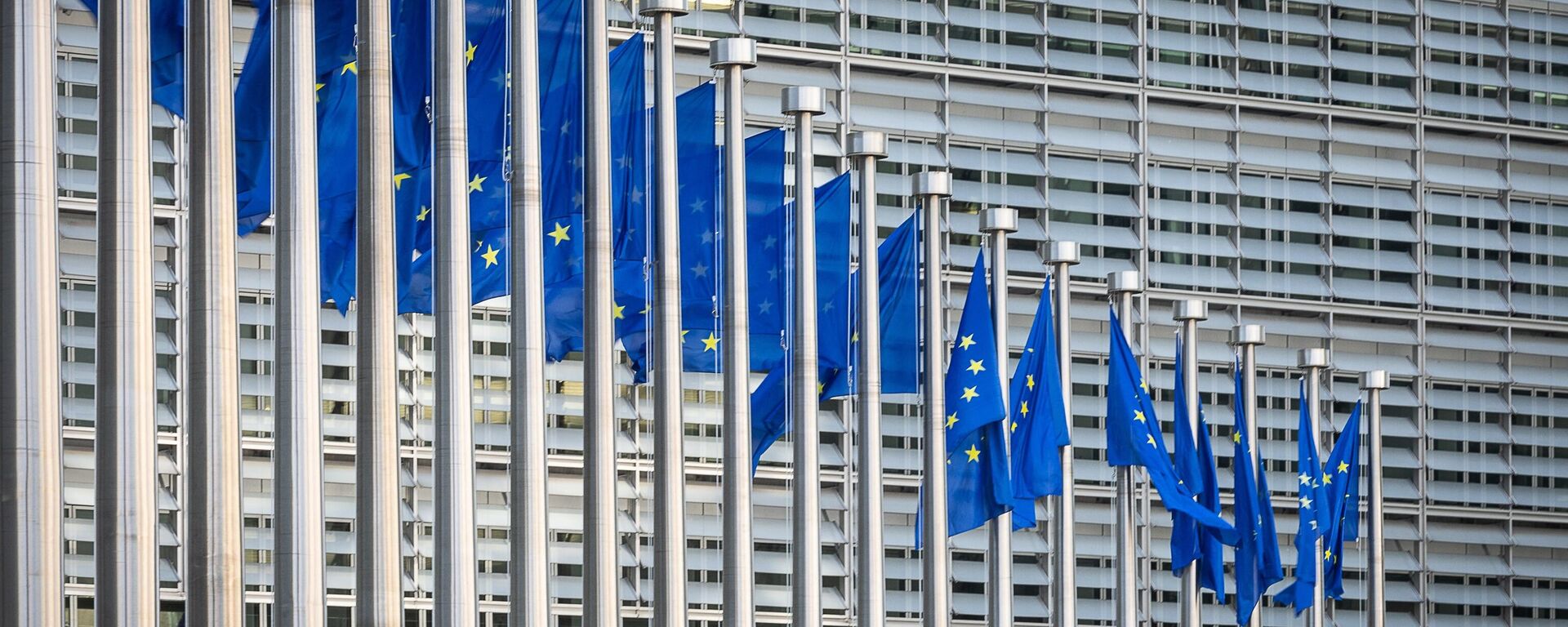 A picture taken in Brussels on April 18, 2023 shows European flags at the Berlaymont building which houses the headquarters of the European Commission, the executive branch of the European Union (EU) - Sputnik International, 1920, 21.06.2023