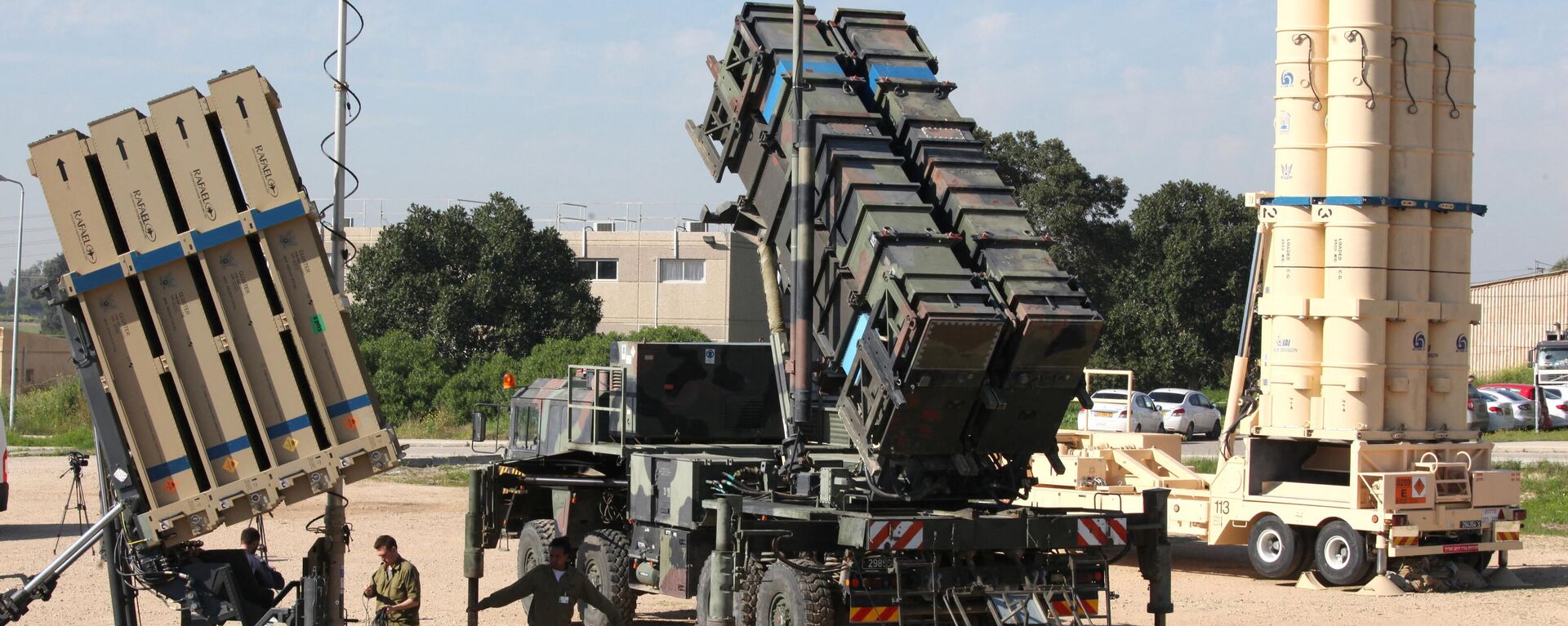 Israeli soldiers walk near an Iron Dome defence system (L), a surface-to-air missile (SAM) system, the MIM-104 Patriot (C), and an anti-ballistic missile the Arrow 3 (R) during Juniper Cobra's joint exercise press briefing at Hatzor Israeli Air Force Base in central Israel, on February 25, 2016 - Sputnik International, 1920, 20.06.2023