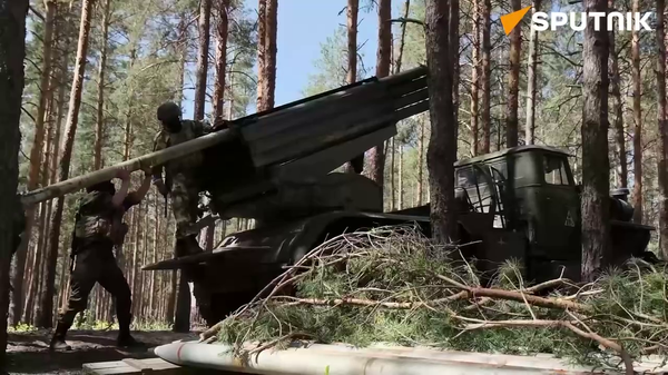 Ukrainian forces are hit with Grad rockets - Sputnik International