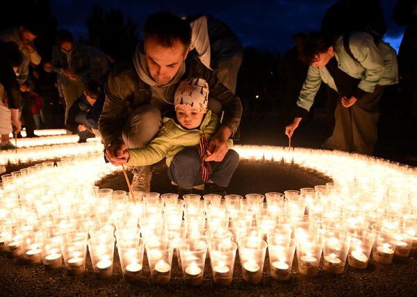 Activists of the Young Guard of the United Russia all-Russian non-governmental organization and citizens of Kazan take part in the international action &quot;Flaming pictures of war,&quot; timed for the Day of Remembrance and Sorrow, at Victory Memorial Park in Kazan. - Sputnik International