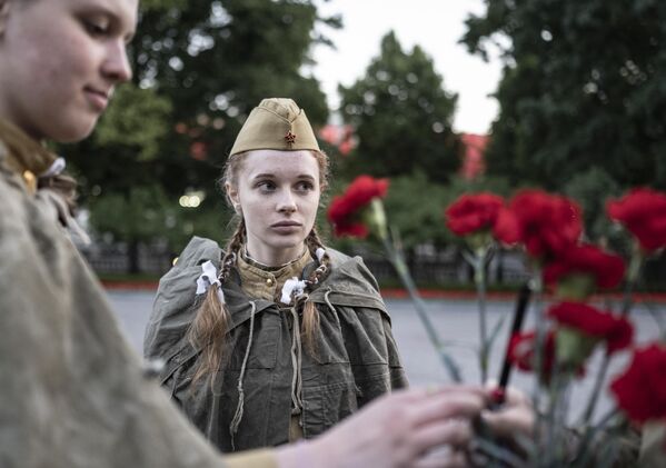 A participant of the &quot;Memory Watch. Eternal Flame,&quot; timed to the Day of Remembrance and Sorrow, in the Alexandrovsky Garden in Moscow. - Sputnik International