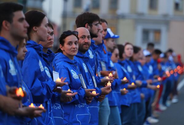 Participants of the &quot;Candle of Memory&quot; event at Palace Square in St. Petersburg marking the Day of Memory and Sorrow. - Sputnik International
