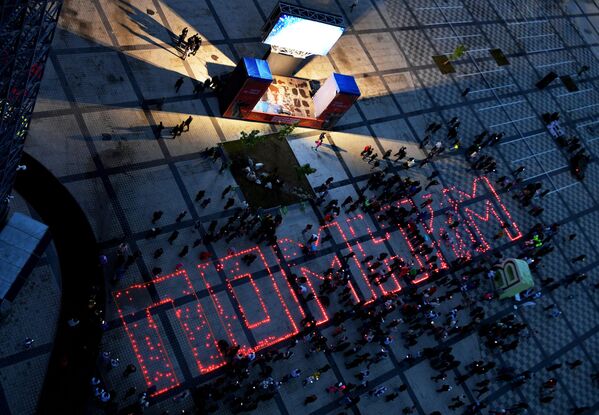 Participants of the &quot;Candle of Memory&quot; action in the square near the Yekaterinburg Arena stadium in Yekaterinburg marking the Day of Memory and Sorrow. - Sputnik International