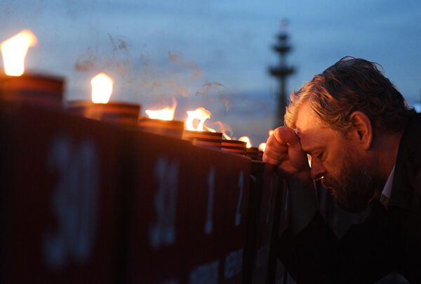A man takes part in the &quot;Memory Line&quot; event on Krymskaya Naberezhnaya in Moscow to mark the Day of Memory and Sorrow. - Sputnik International