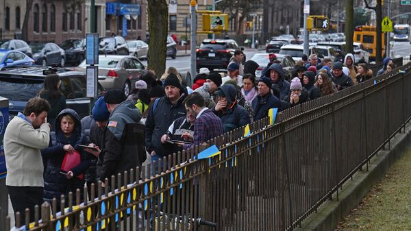 Ukrainian refugees stand in line to attend a job fair in the Brooklyn borough of New York on February 01, 2023. - Sputnik International