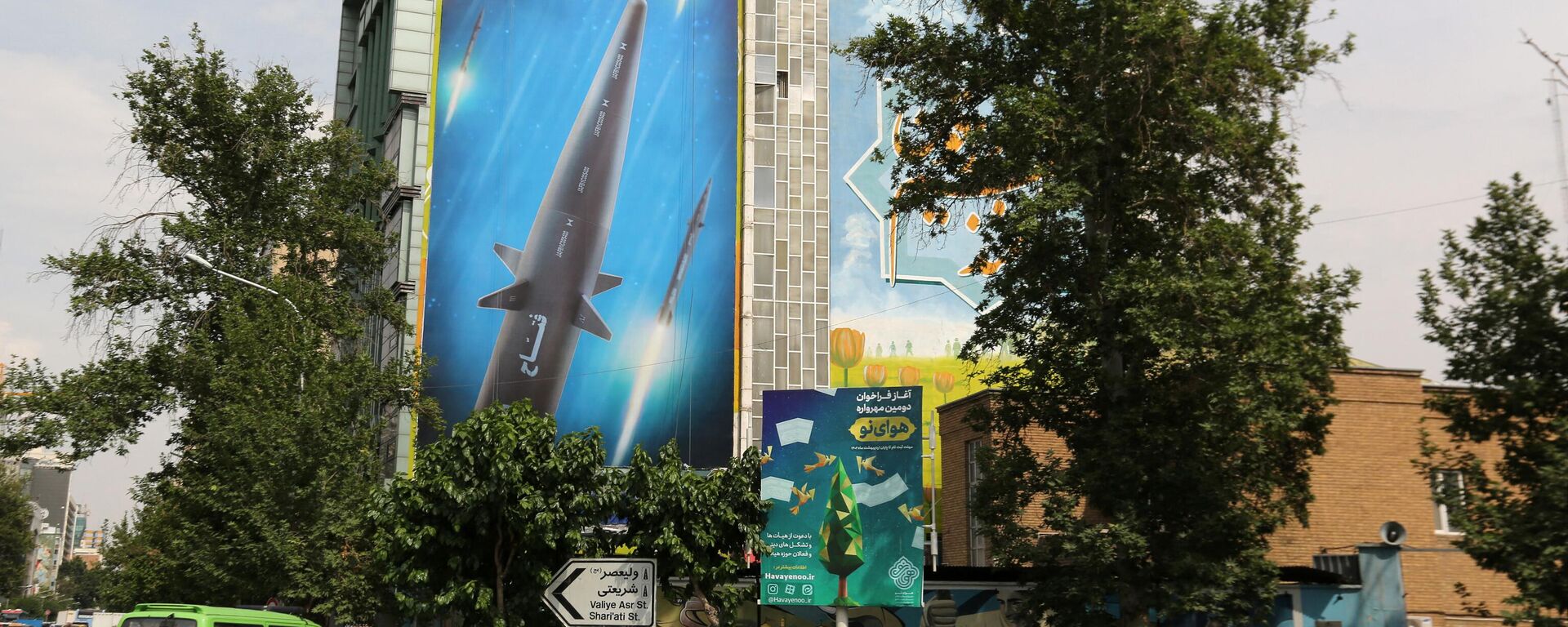 A giant billboard bearing a picture of the 'Fattah' hypersonic missile, covers the side of a building in Tehran on July 7, 2023. - Sputnik International, 1920, 22.06.2023