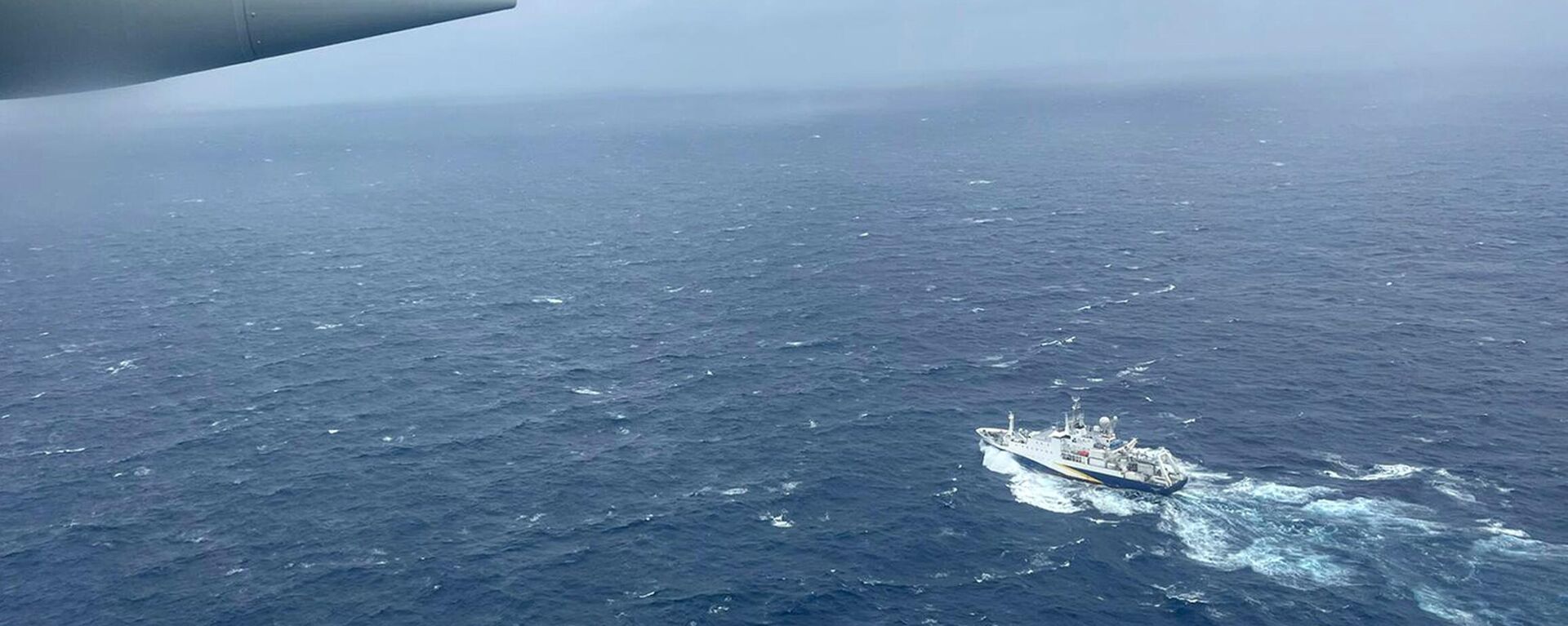 In this image provided by the U.S. Coast Guard, a Coast Guard HC-130 Hercules airplane based at Coast Guard Air Station Elizabeth City, N.C., flies over the French research vessel, L'Atalante approximately 900 miles East of Cape Cod, Mass., during the search for the 21-foot submersible, Titan, Wednesday, June 21, 2023. - Sputnik International, 1920, 25.06.2023