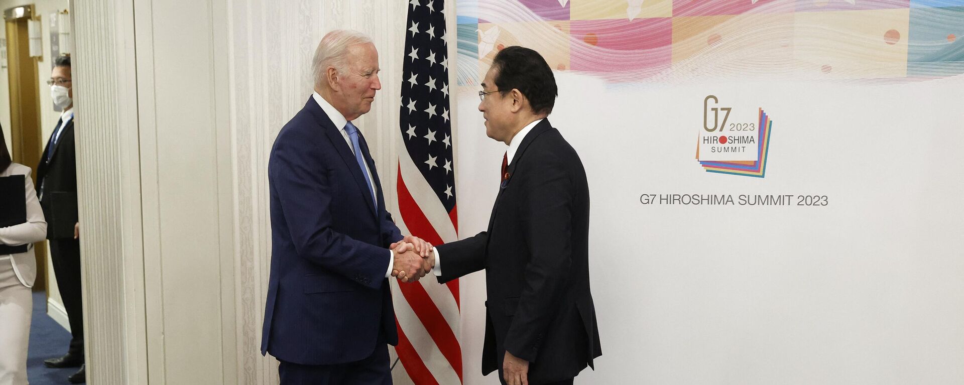 US President Joe Biden (L) is welcomed by Japan's Prime Minister Fumio Kishida on May 18, 2023. - Sputnik International, 1920, 23.06.2023