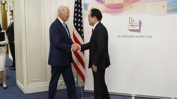 US President Joe Biden (L) is welcomed by Japan's Prime Minister Fumio Kishida on May 18, 2023. - Sputnik International