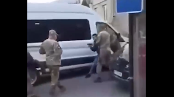 Ukrainian military commissars grab and assault men in the city of Ternopol amid a new round of mobilization, a video on social media appears to show. The conscripts are heard expressing their shock and outrage over this coercive treatment. - Sputnik International