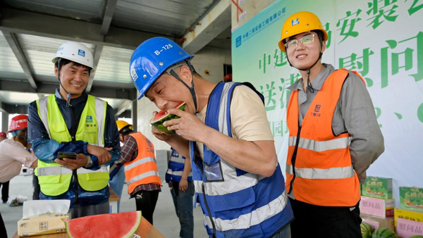 Constructors eat watermelons at a construction site in Beijing Economic-Technological Development Area on June 16, 2023. - Sputnik International