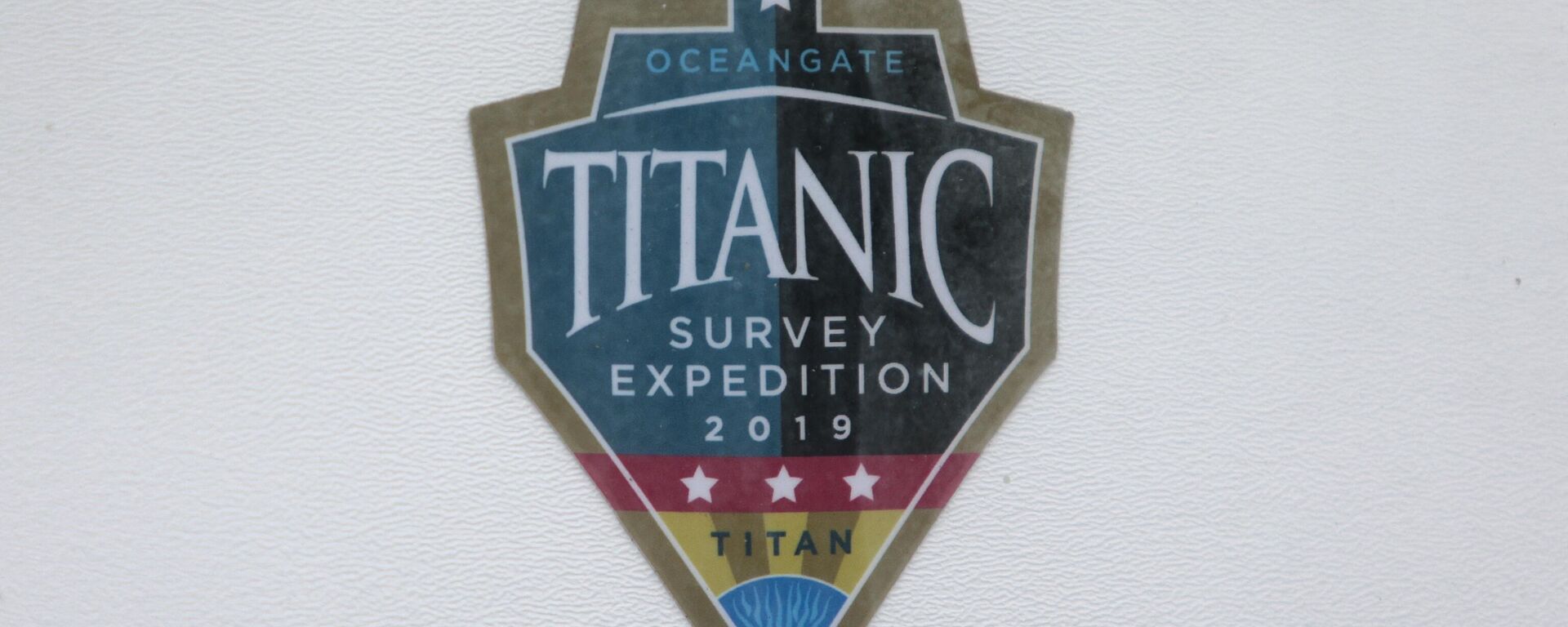 A decal which reads Titanic Survey Expedition 2019 Titan is pictured on a window at OceanGate at the Port of Everett Boat Yard in Everett, Washington, on June 20, 2023. - Sputnik International, 1920, 01.07.2023
