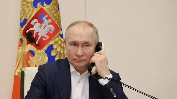 Russian President Vladimir Putin talks by phone - Sputnik International