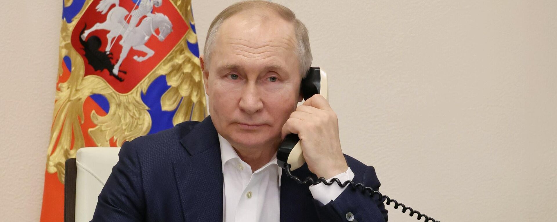 Russian President Vladimir Putin talks by phone - Sputnik International, 1920, 29.11.2023
