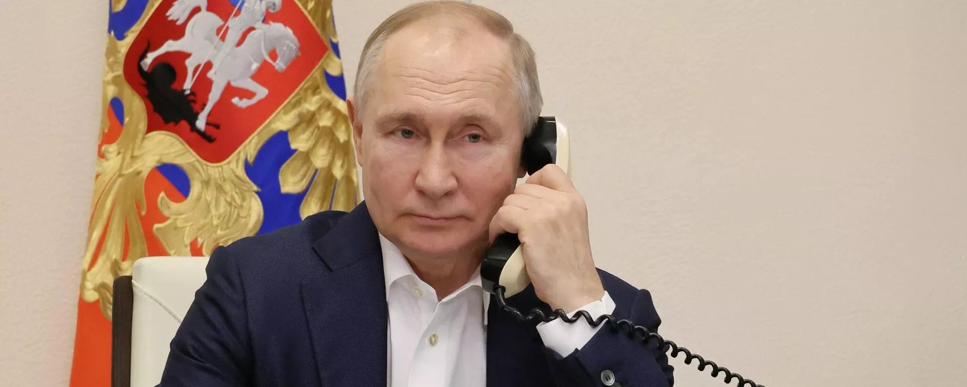 Russian President Vladimir Putin talks by phone Russian President Vladimir Putin talks by phone - Sputnik International, 1920, 03.07.2025