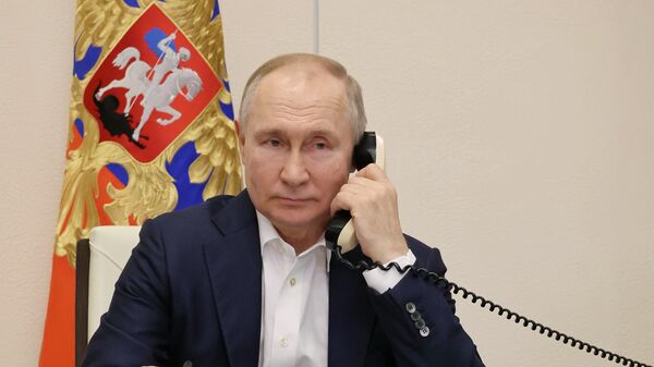 Russian President Vladimir Putin talks by phone - Sputnik International
