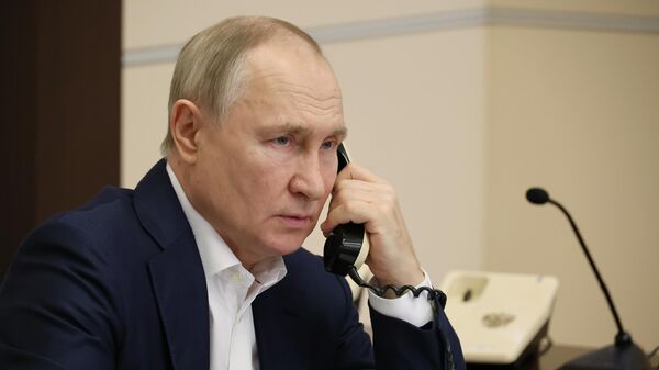 Russian President Vladimir Putin talks by phone - Sputnik International