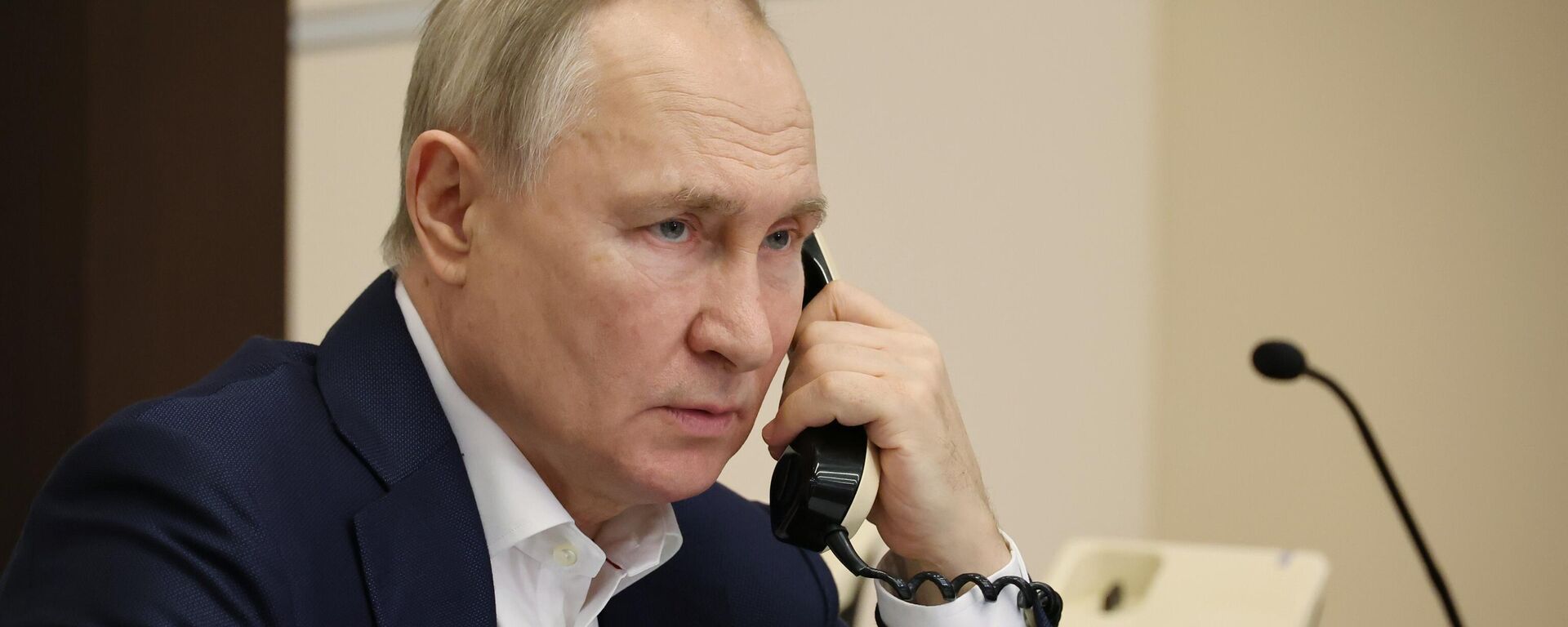 Russian President Vladimir Putin talks by phone - Sputnik International, 1920, 13.06.2025