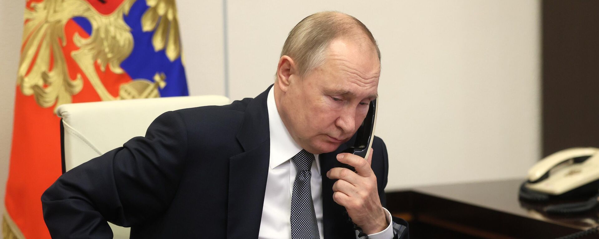 Russian President Vladimir Putin speaks on the phone - Sputnik International, 1920, 29.04.2026