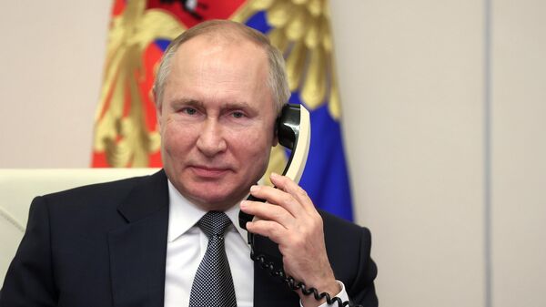 Russian President Vladimir Putin speaks on the phone  - Sputnik International