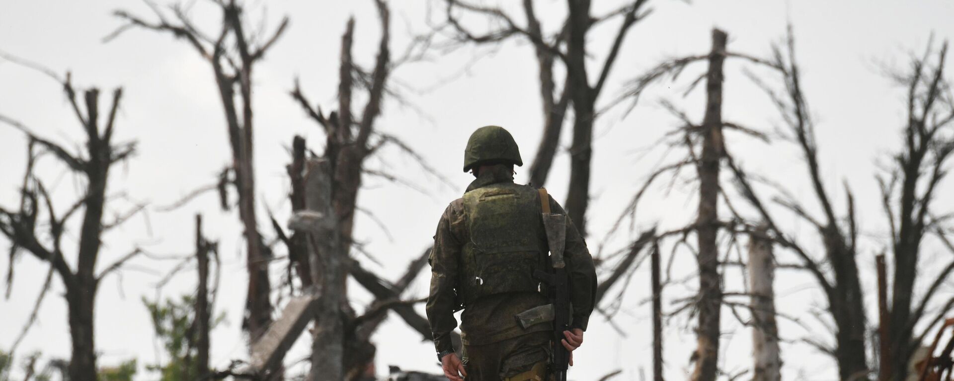A Russian serviceman patrols the area near the frontline town of Artemovsk, also known as Bakhmut, in the course of Russia's military operation in Ukraine, Donetsk People's Republic, Russia. - Sputnik International, 1920, 04.04.2024