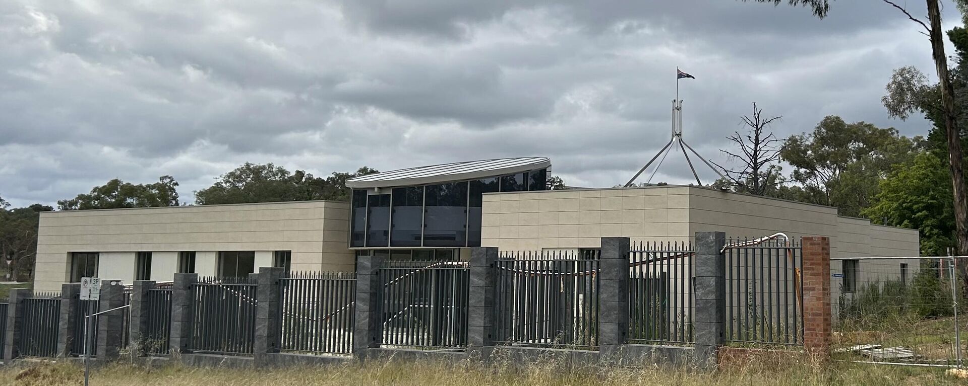 The Australian flag flies on Parliament House, seen behind an unoccupied building on the grounds of a proposed new Russian embassy near the Australian Parliament in Canberra - Sputnik International, 1920, 27.06.2023