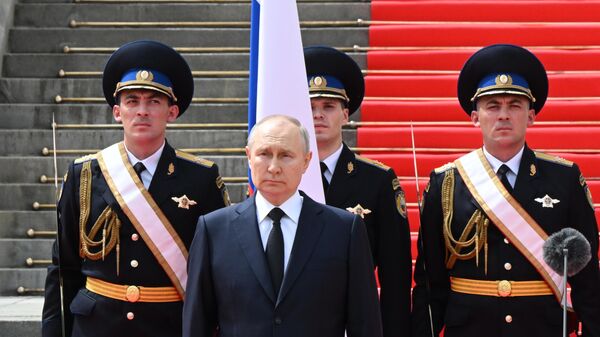 Russian President Vladimir Putin addresses military personnel on Kremlin Cathedral Square. - Sputnik International