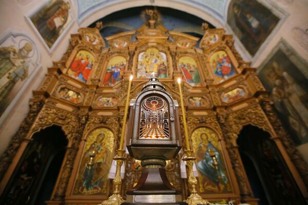 Lamp containing Holy Fire at a cathedral near Kiev-Pechersk Lavra. - Sputnik International
